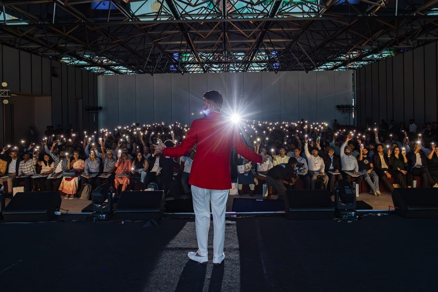 A CoachEasily audience raising their phone lights